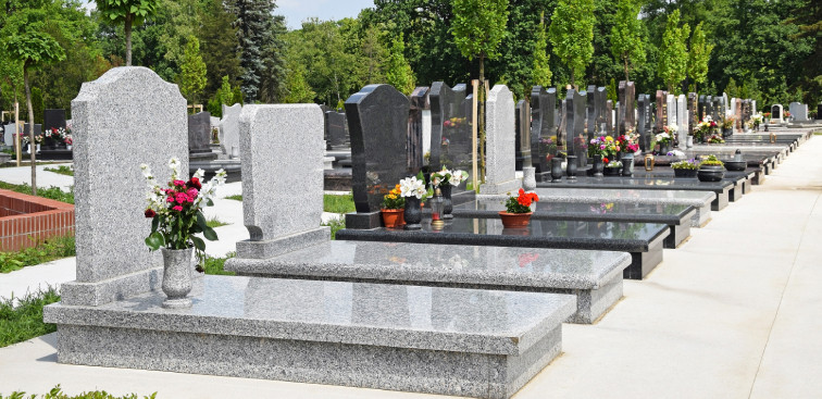 Pourquoi choisir un monument funéraire moderne en métal ?