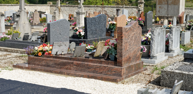 Comment poser soi-même un soubassement funéraire ?